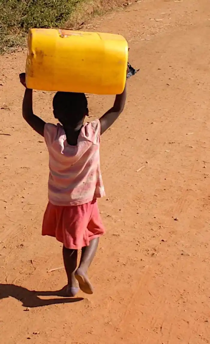 Compact-Resource-Foundation–Projects–Ndalama-Village-Nkhotakota–intro-child-carrying-water